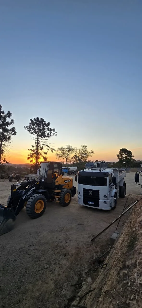 Máquina e caminhão na obra